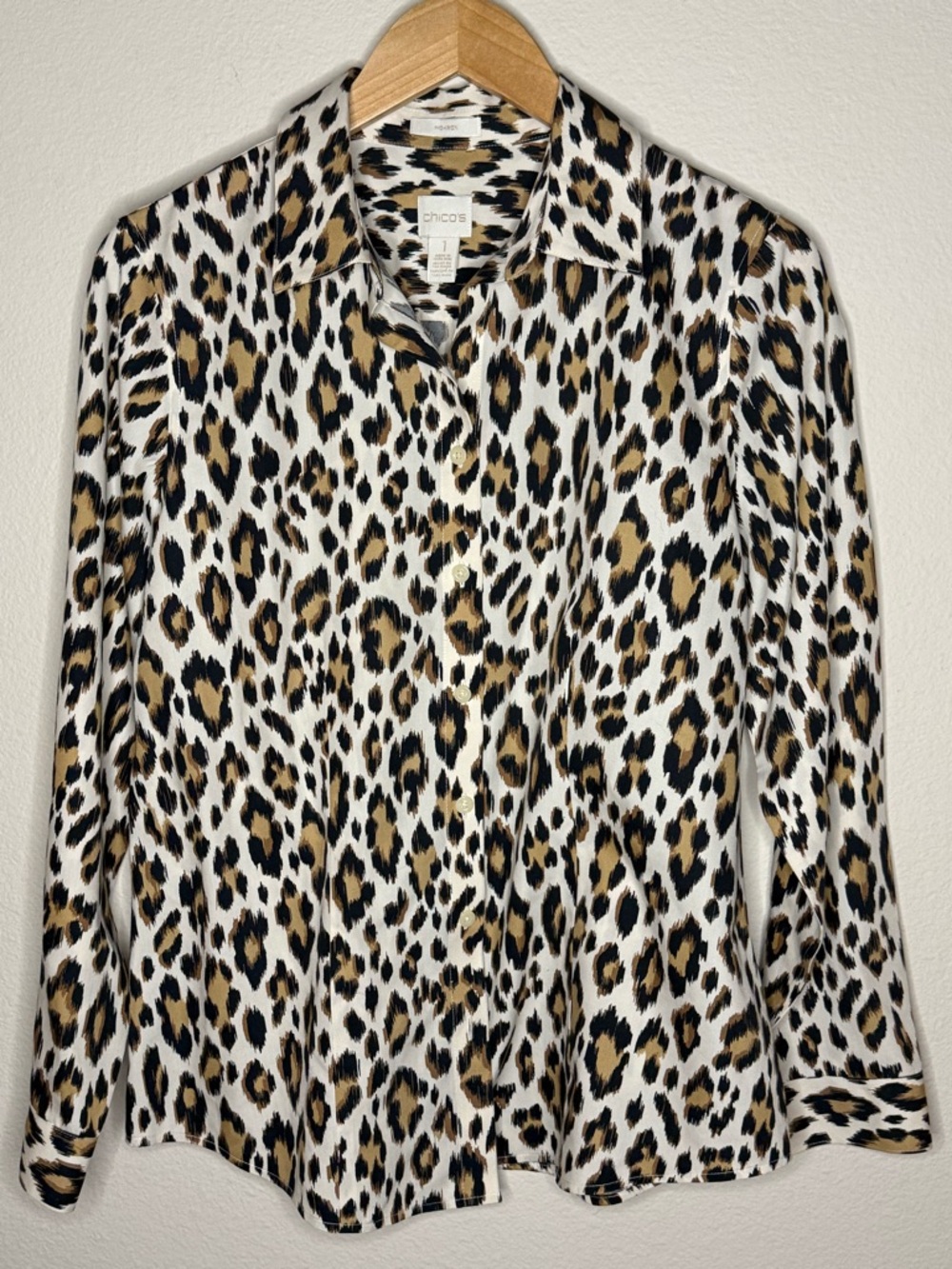 Chico’s No Iron Cotton Shirt Animal Print Buttoned Top Women’s 8 (Chico’s 1)
